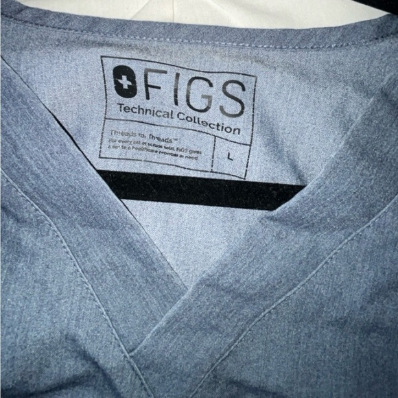 FIGS Men’s Heather Denim Leon Three Pocket Scrub Top SIZE LARGE - Picture 8 of 10